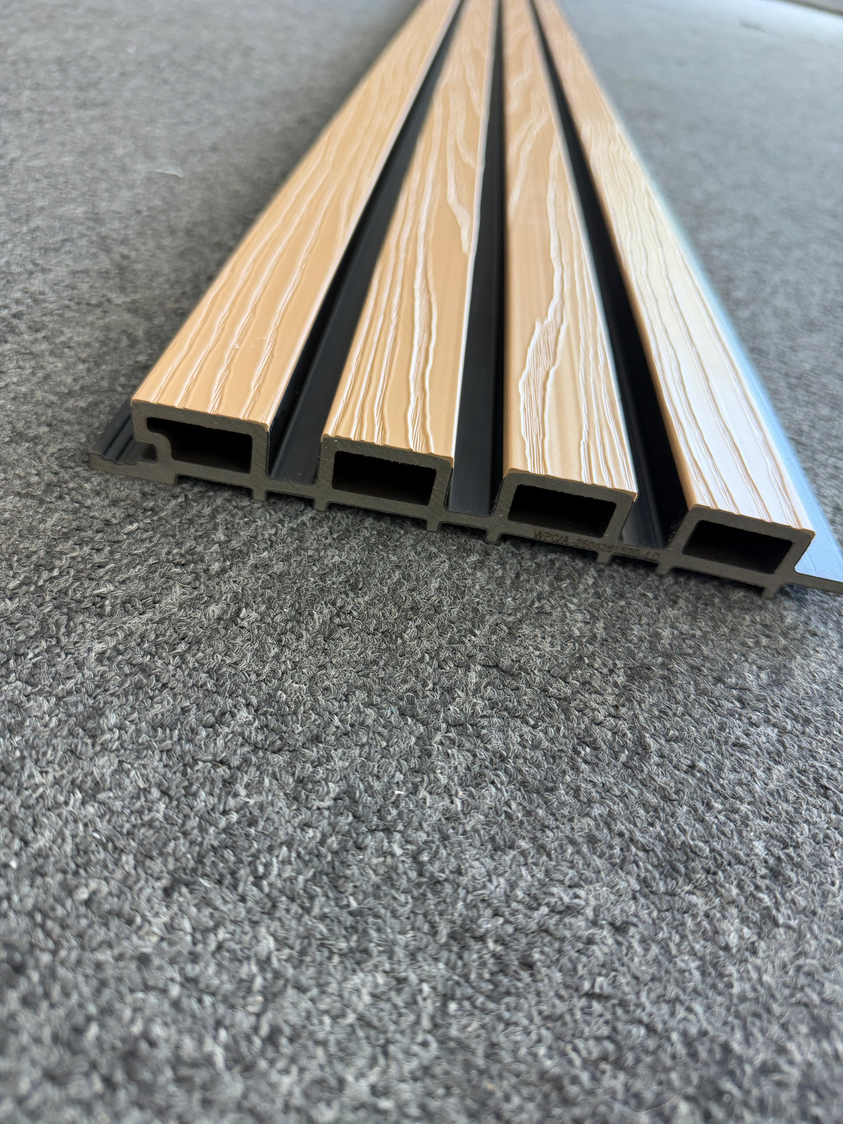 PVC EXTERIOR MAPLE FONDO NEGRO