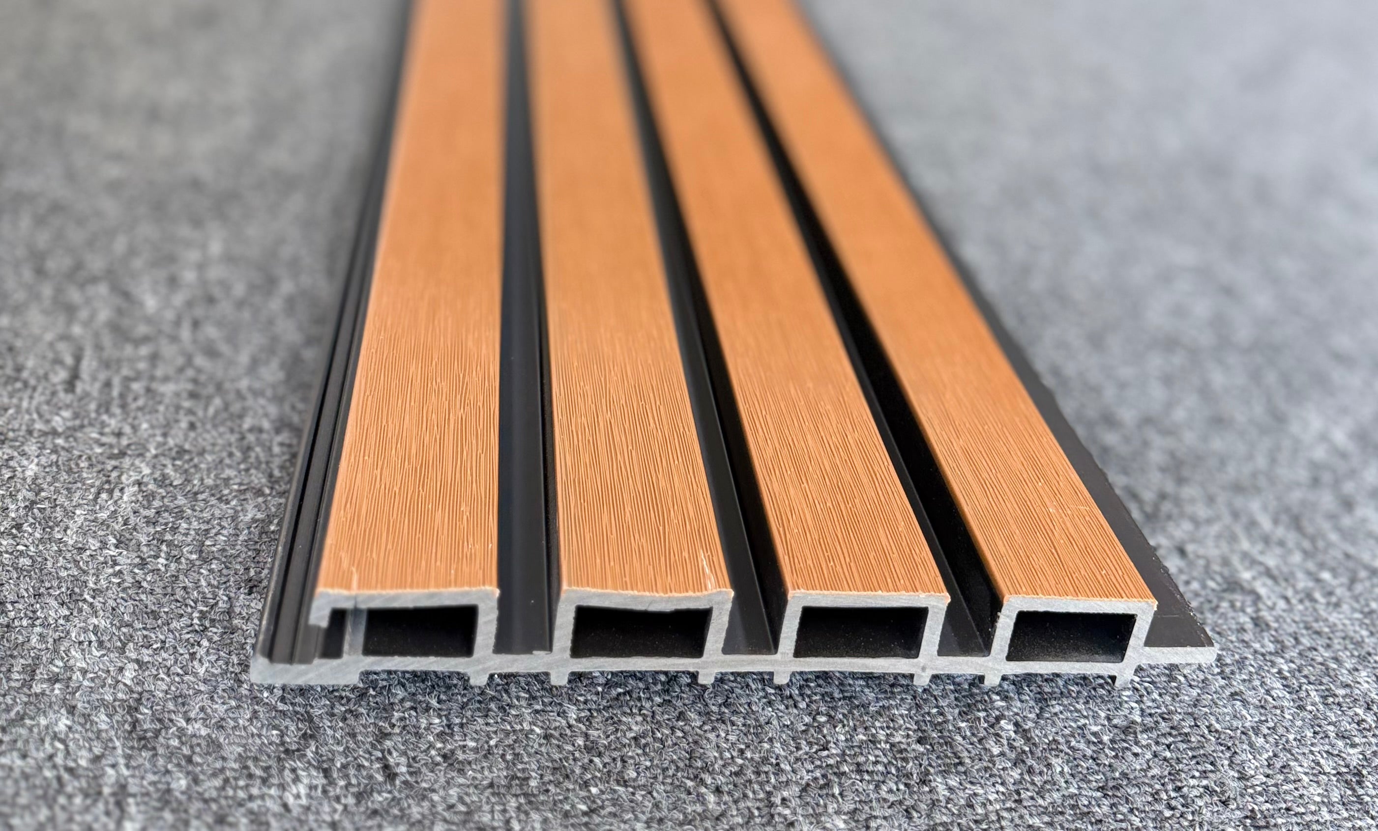 PVC EXTERIOR TEAK FONDO NEGRO #2